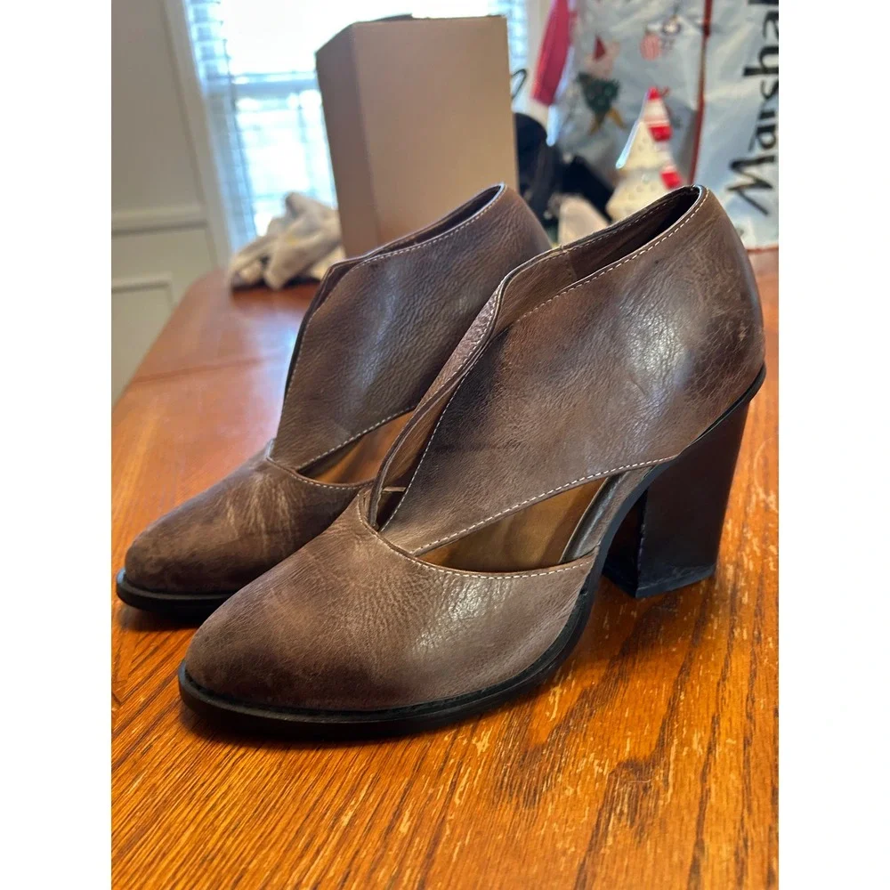 Free People x Jeffrey Campbell deep v ankle leather heeled booties Sz 6 gray